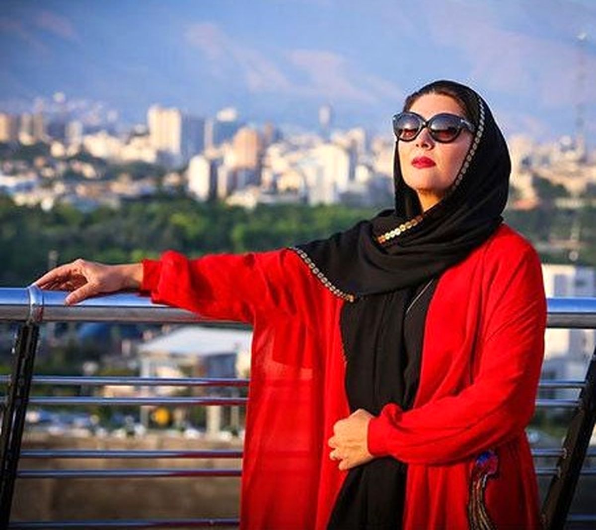 لاله اسکندری با مانتو جیغ قرمزش+عکس