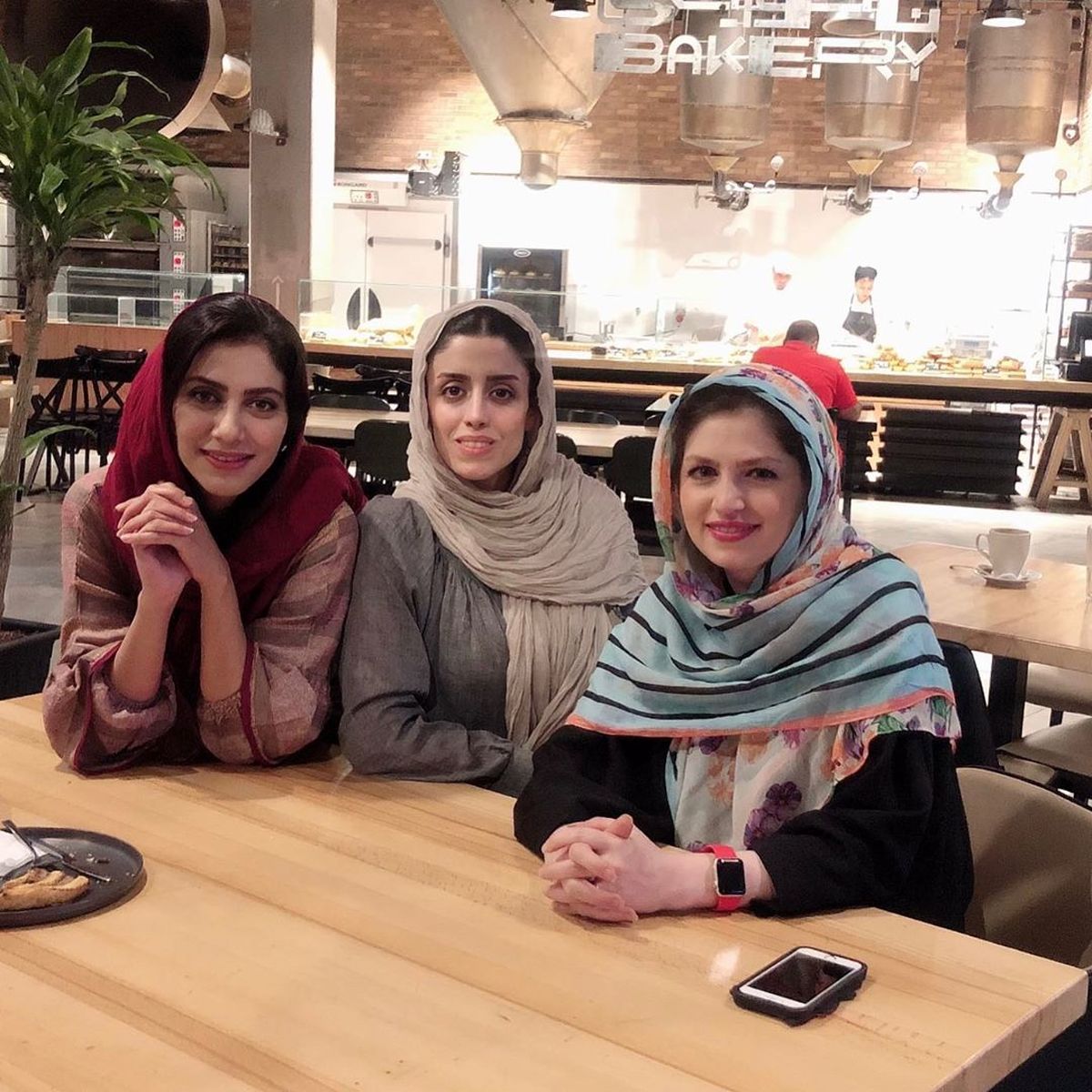 مونا فرجاد در جمع دوستان مدرسه+عکس
