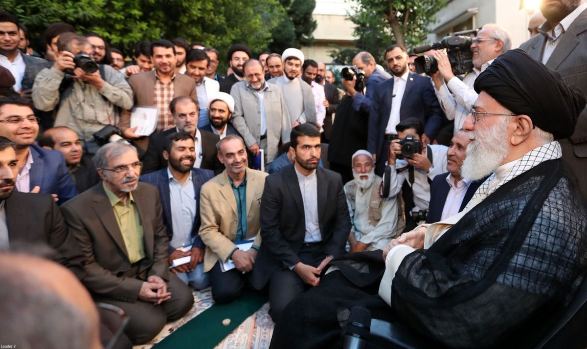 روایتی از حال و هوای دیدار شاعران با «رهبری»+عکس