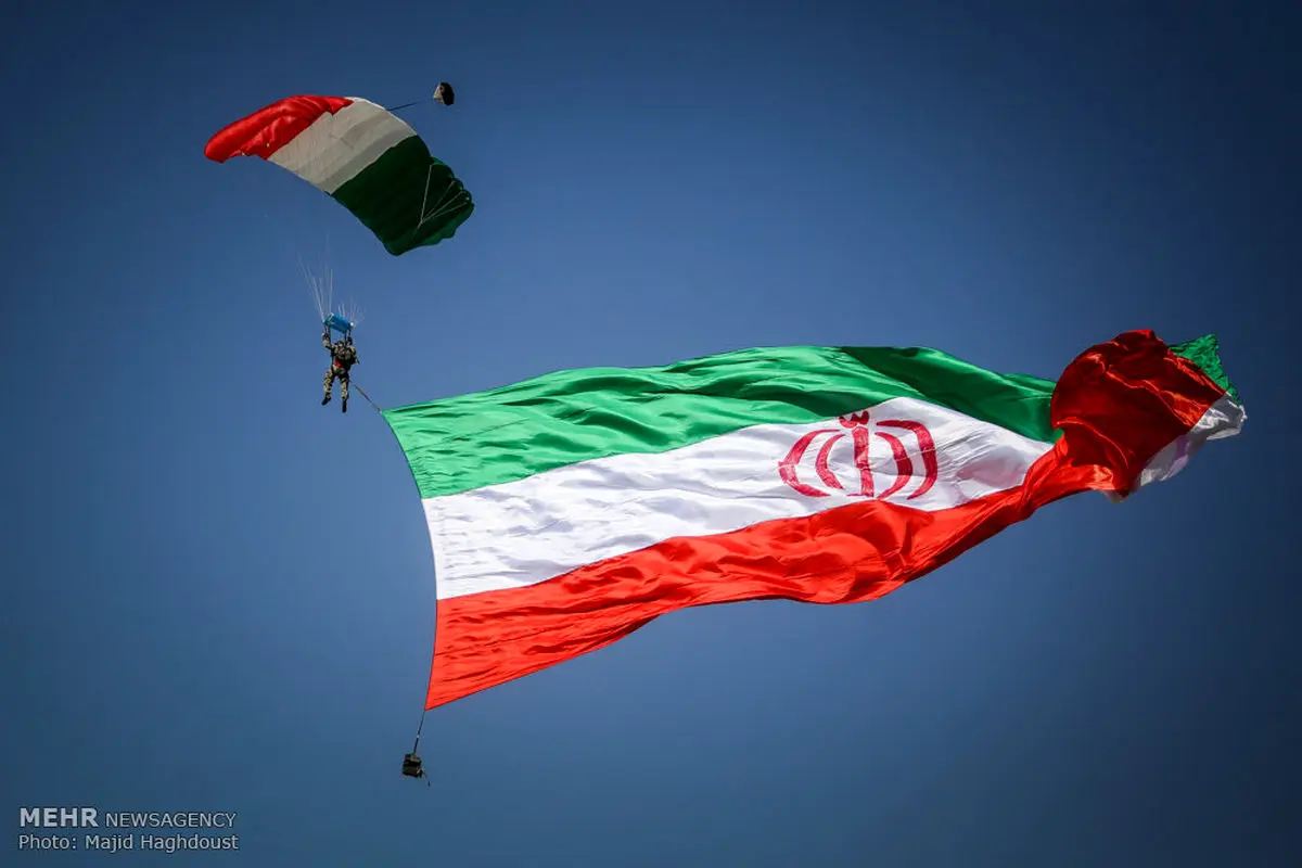 اجرای عملیات چتربازی تکاوران نوهد بر فراز مرقدمطهر امام خمینی(ره)