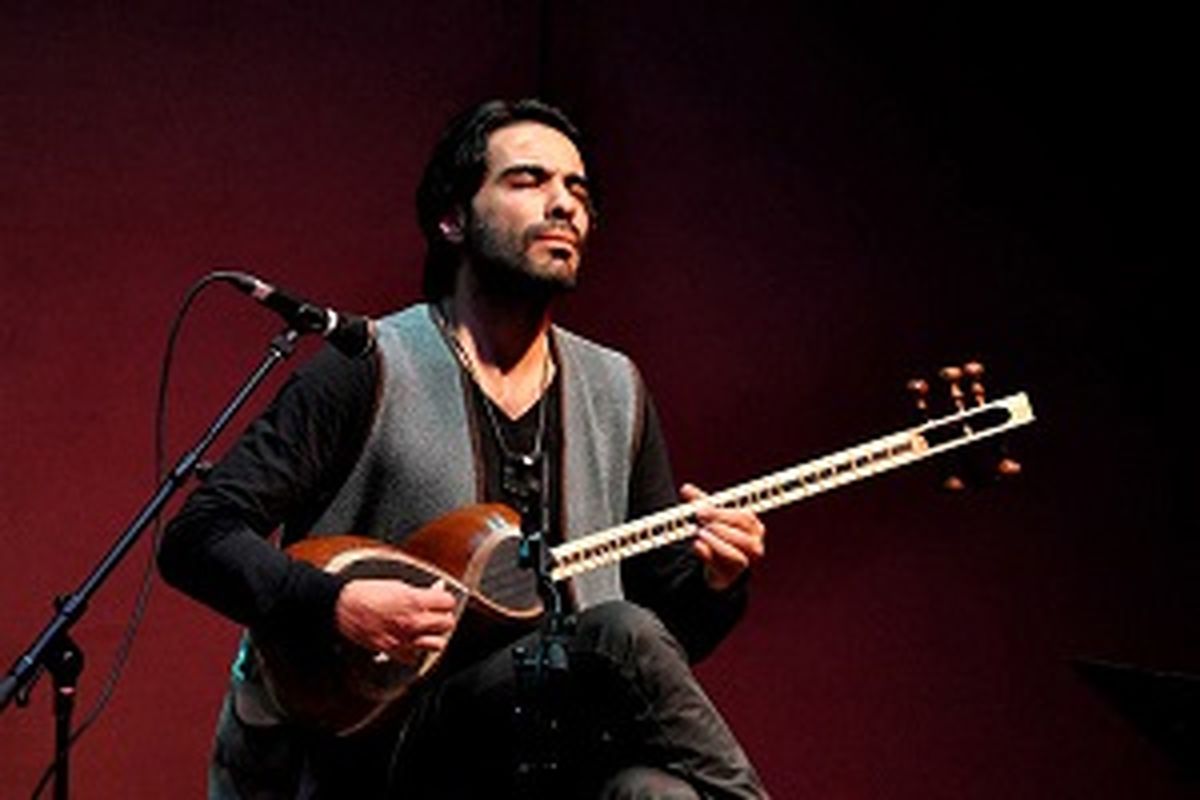 موسیقی دان برجسته به خاطر همخوانی با یک زن ممنوع الفعالیت شد! + عکس