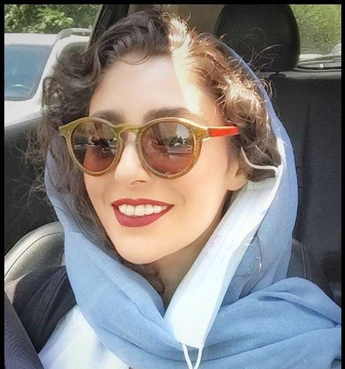 سلفی هستی مهدوی در خودروی لوکسش