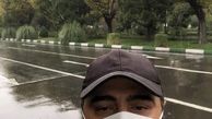 قدم‌زدن آقای بازیگر در هوای بارانی + عکس