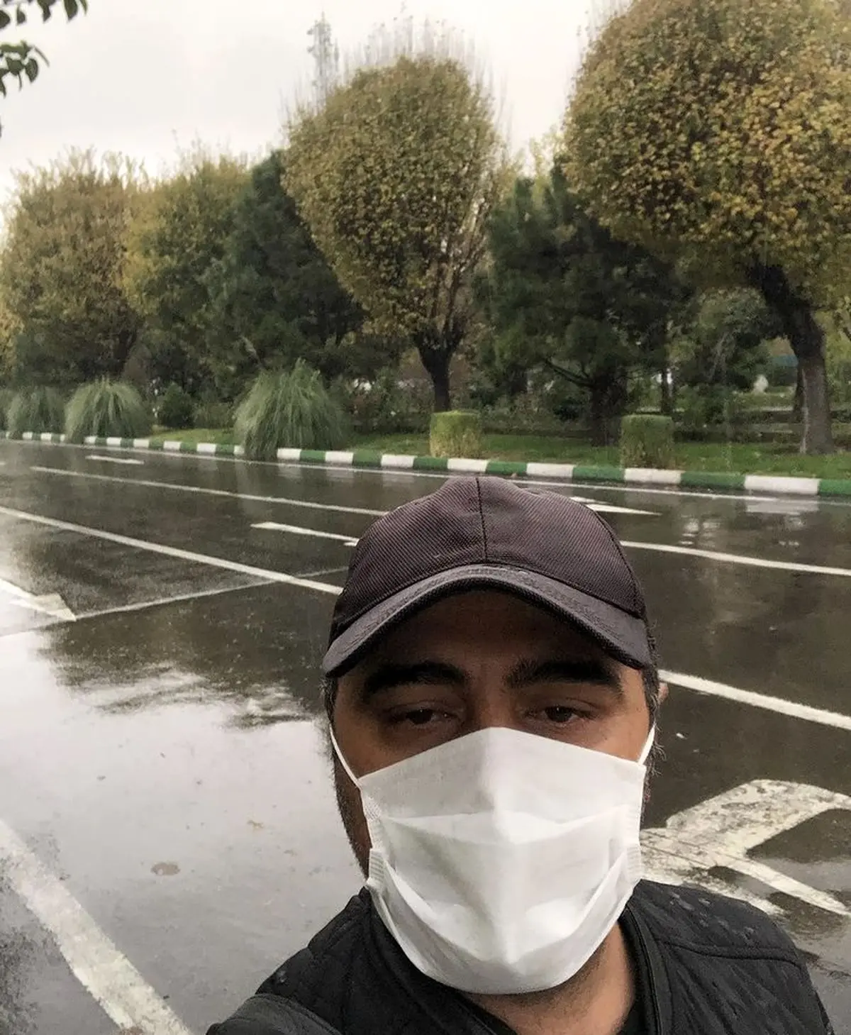 قدمزدن آقای بازیگر در هوای بارانی + عکس