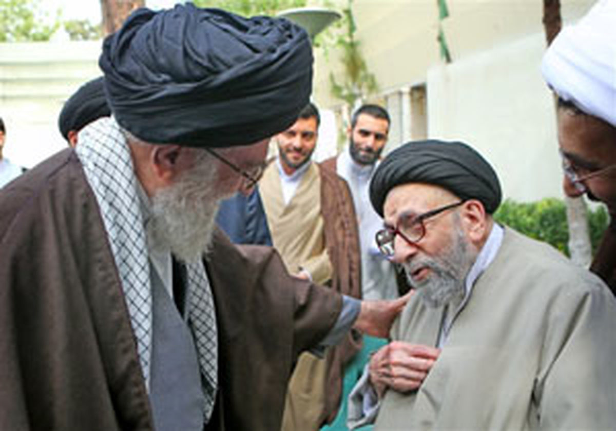 وقتی رهبری برای دیده‌بوسی با یک عالم از جایگاه سخنرانی بلند می‌شوند