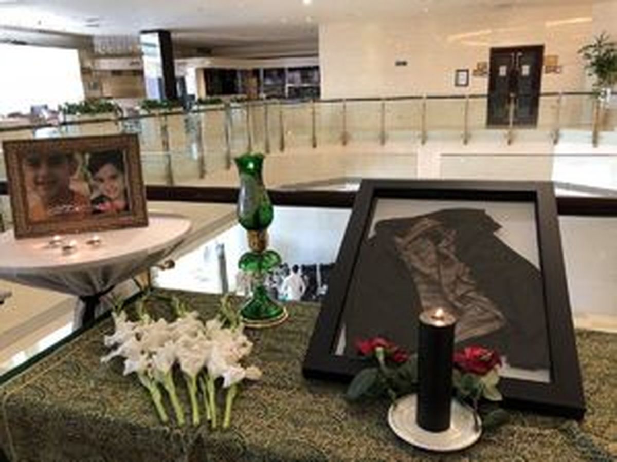 بوسه‌ رهبر انقلاب بر پیراهن «محمدطاها»
