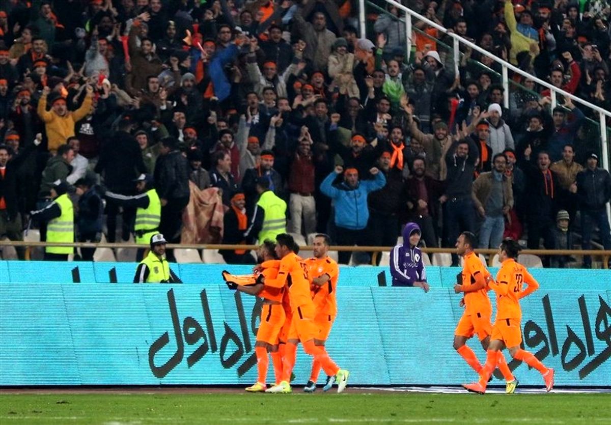 فحاشی هواداران پرسپولیس و بادران به یکدیگر