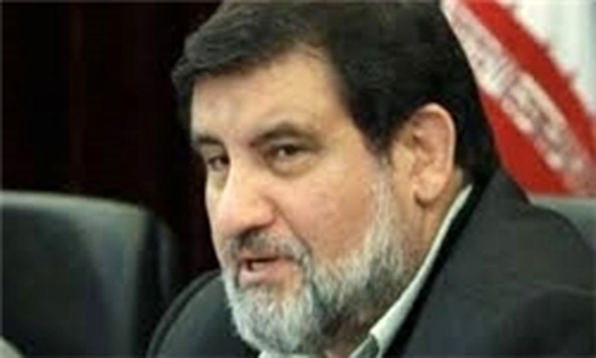 امدادگران با کوله‌پشتی‌ قطعاتی از اجساد سرنشینان هواپیما را به پایین منتقل کردند