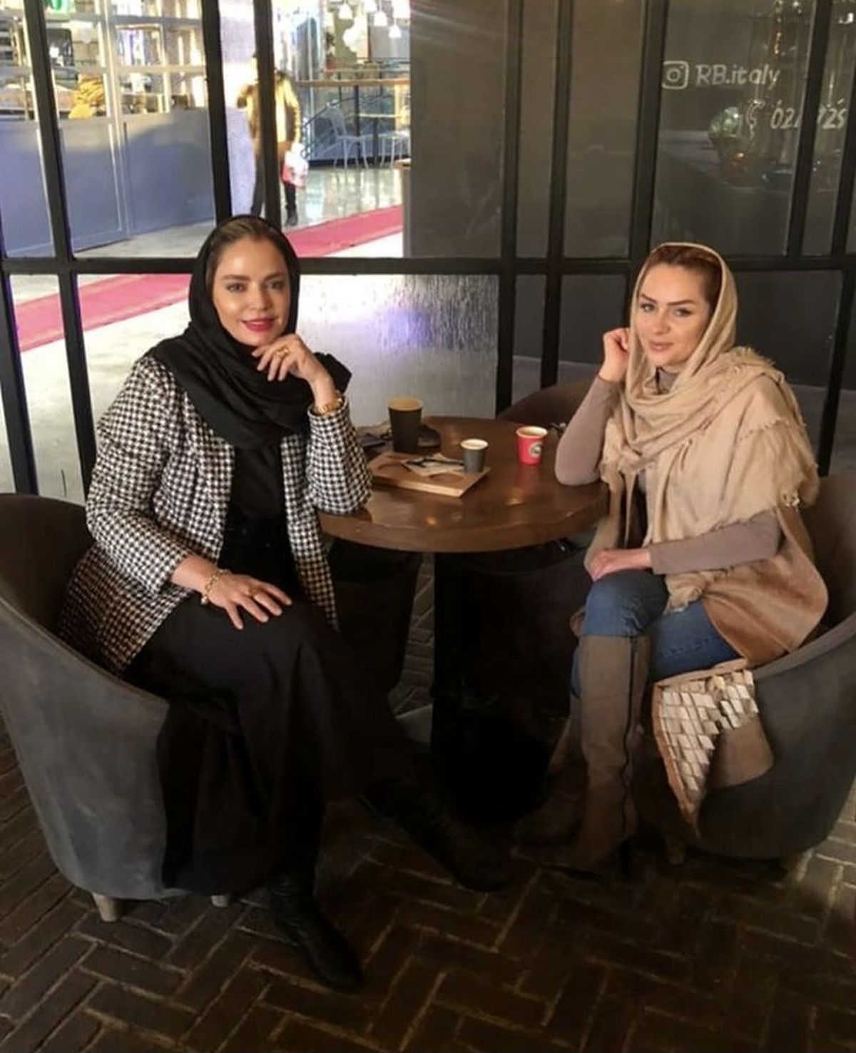 سپیده خداوردی و دوستش در رستوران + عکس