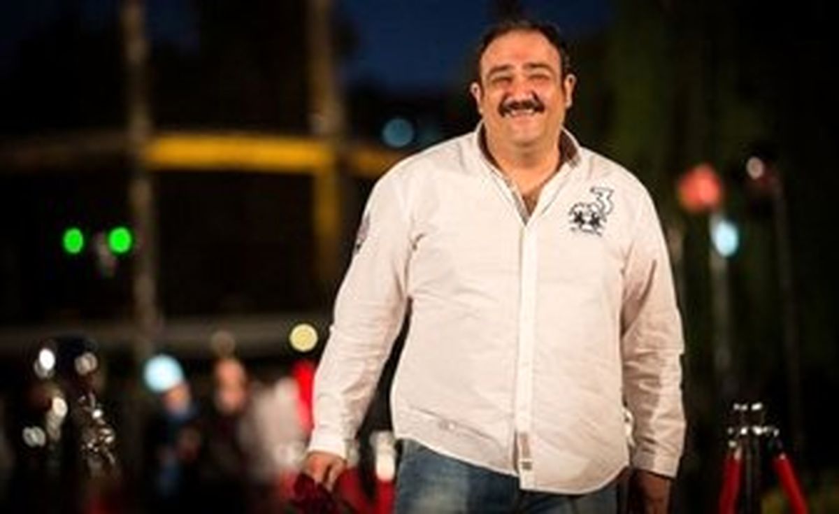 بازیگر مشهور طنز ، بچه به دست /عکس
