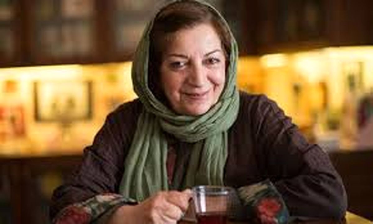 مرضیه برومند در حال اهدای سیمرغ به فاطمه معتمدآریا/عکس