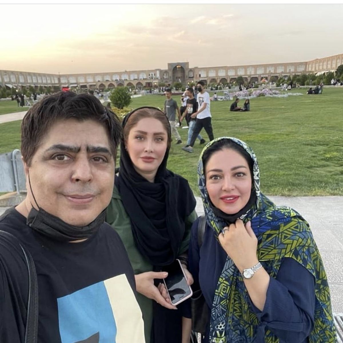 رضا شفیعی جم و خانوم بازیگر در میدان نقش جهان اصفهان + عکس