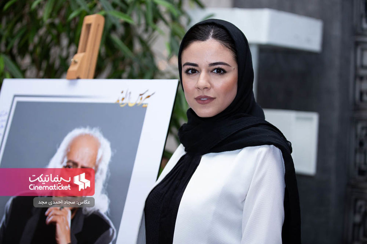 خانم بازیگر با عکس بزرگداشت پدر کارگردانش+عکس
