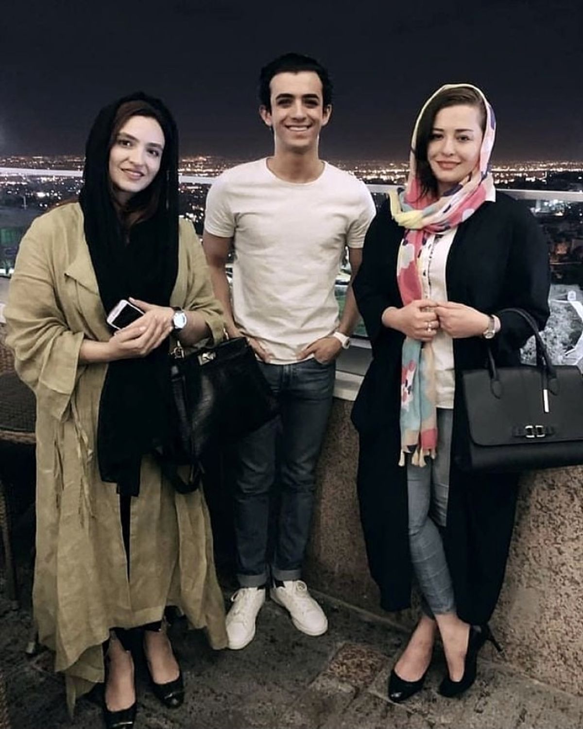 علی شادمان در بین خانم های بازیگر + عکس