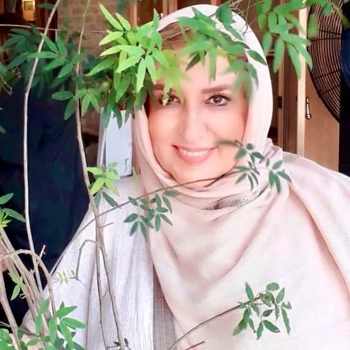 عکس بهاری خانم مجری + عکس