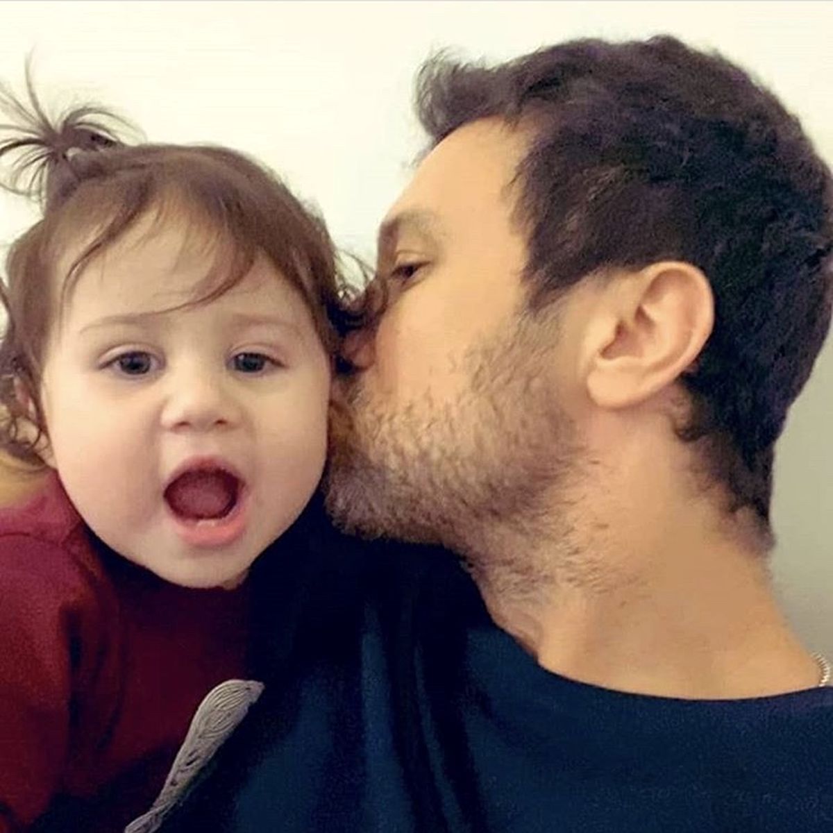 بوسه عاشقانه بازیگر جوان + عکس