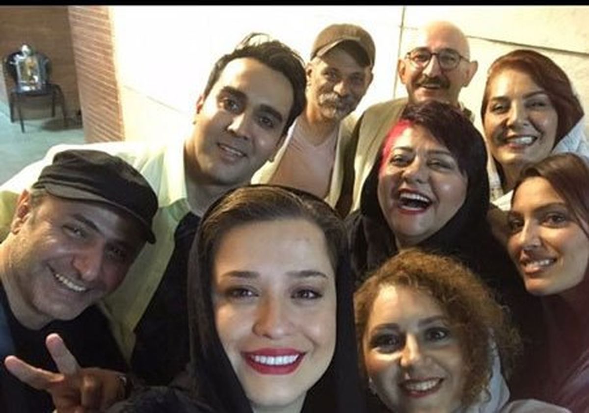 سلفی شاد بازیگران و مهمانان نمایش «آلفرد» با حضور مهراوه شریفی نیا